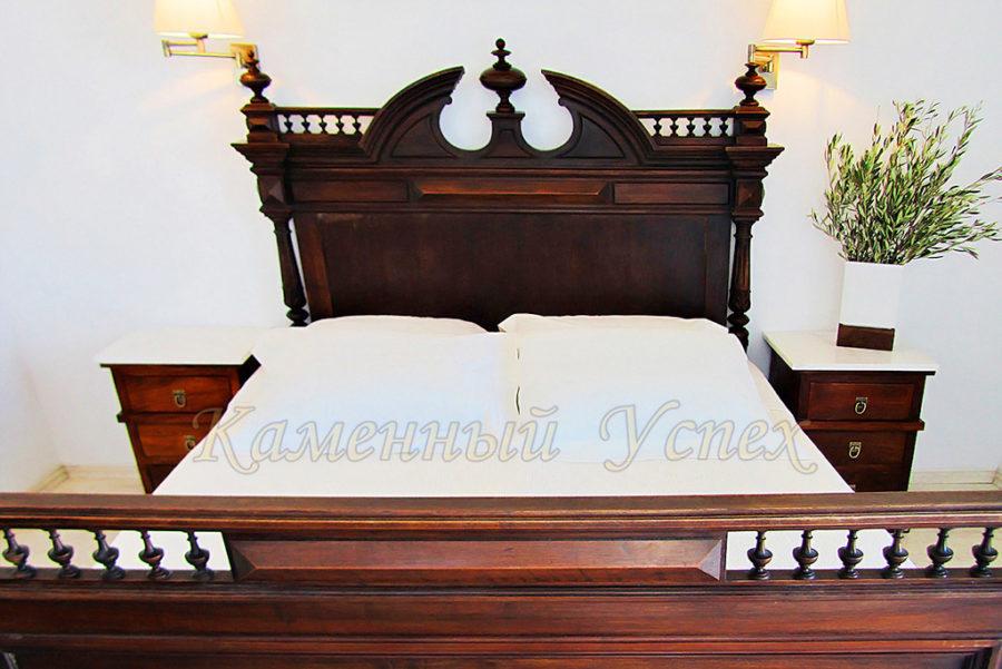 антикварная кровать на вилле Патмос Греция