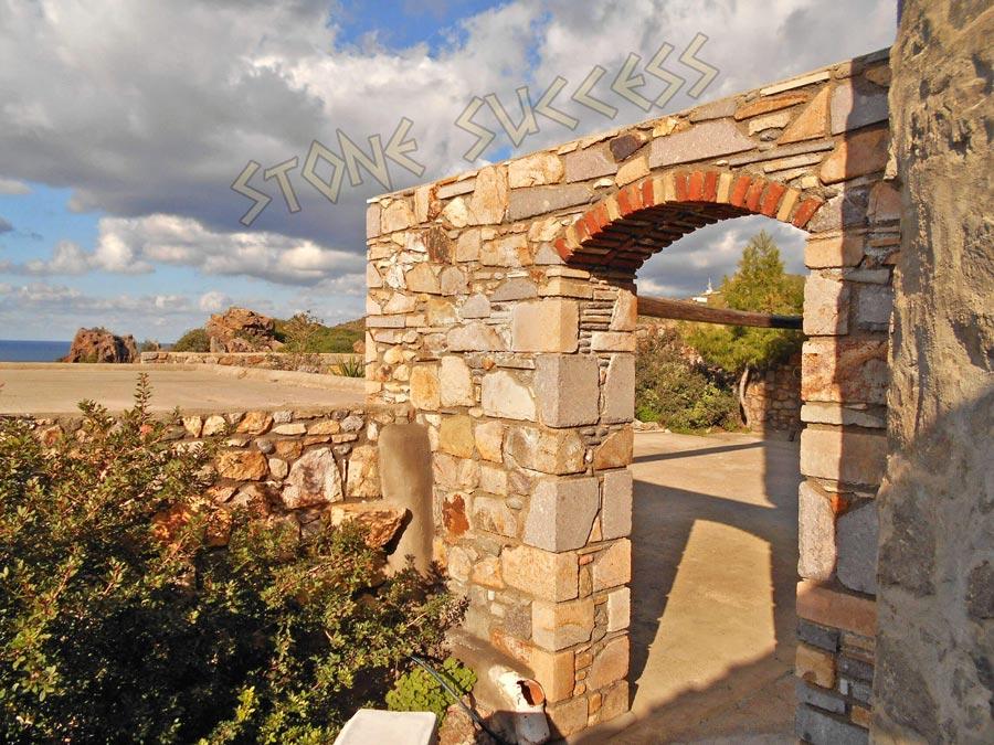 арка в каменном заборе
