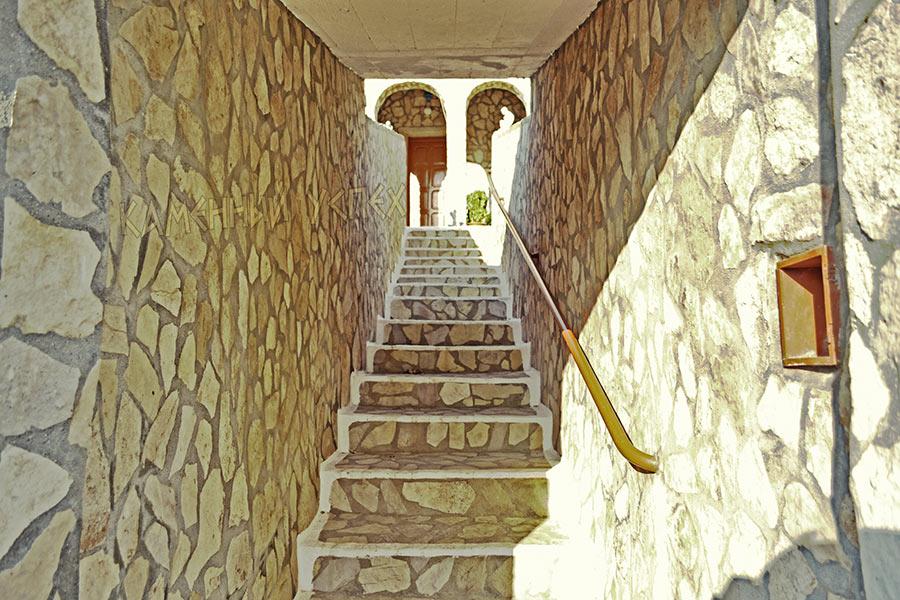 каменный коридор с лестницей