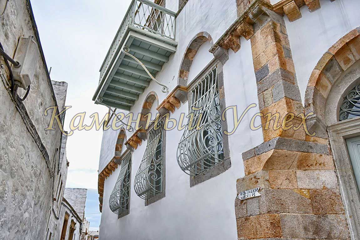 фасад дома кованые решетки балкон