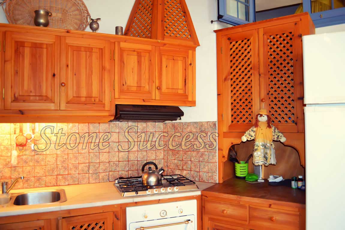 деревянная кухня в доме с сакральными элементами