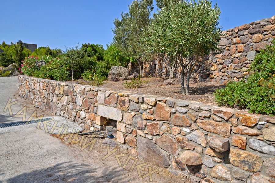 Подпорная стена из натурального камня с нишами