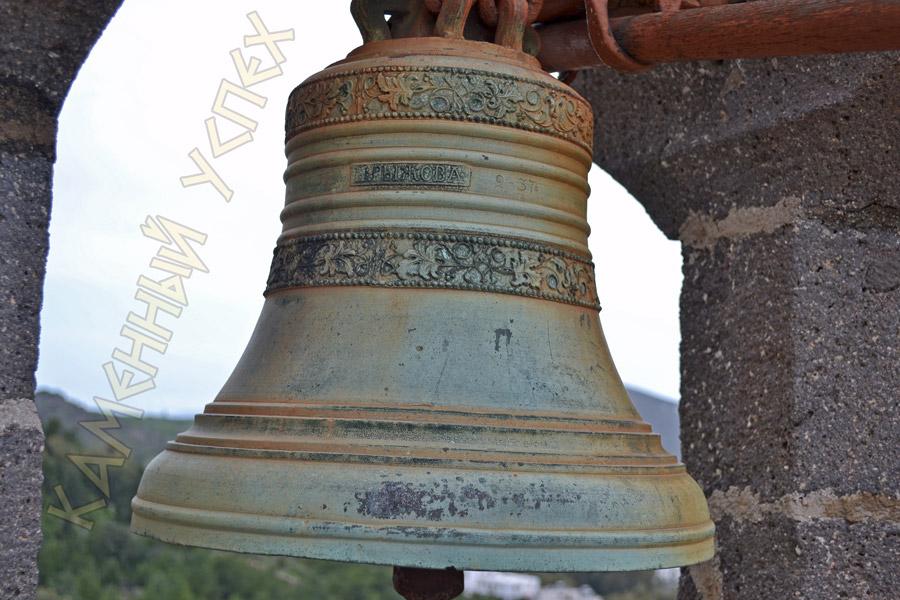 старинный колокол на колокольне
