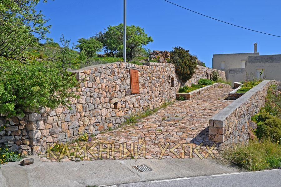 Подпорная стена и парковка из камня