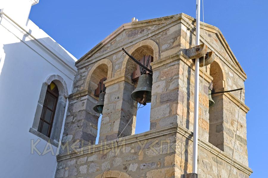 колокольня старинного каменного храма