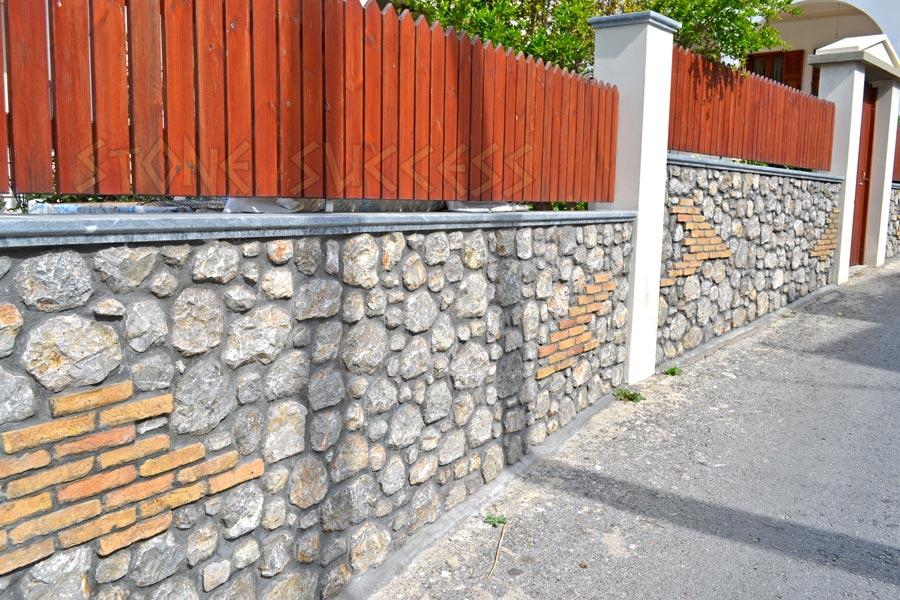 Забор из камня и кирпича