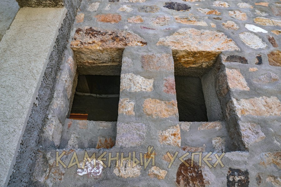 Бойницы в каменном доме