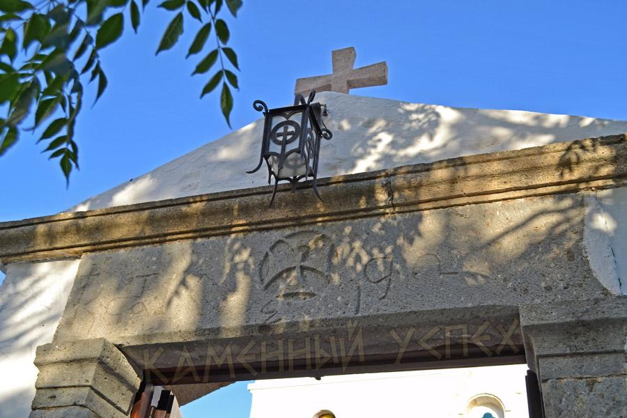 каменный крест на православном храме