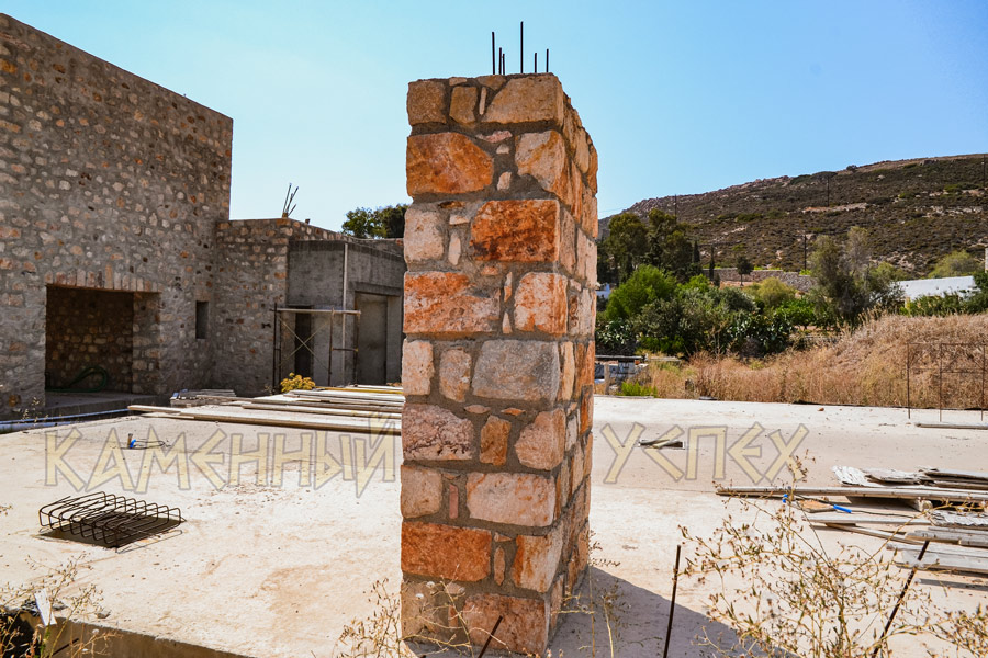 Каменная колонна из натурального камня. Строительство