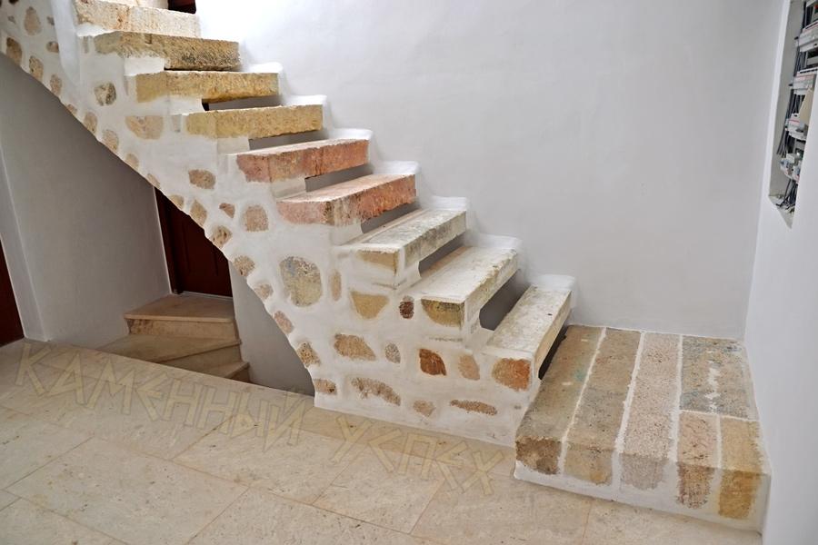 консольная лестница из камня