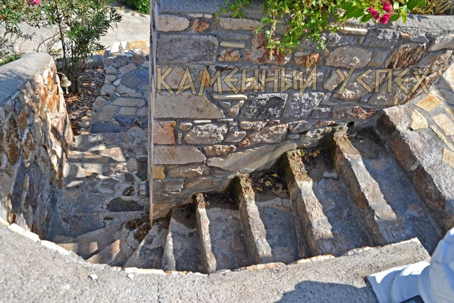 Лестница с поворотом из камня