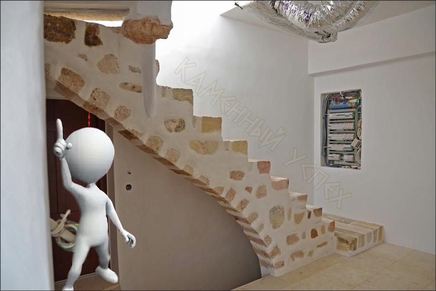 Каменная консольная лестница с навесными ступенями