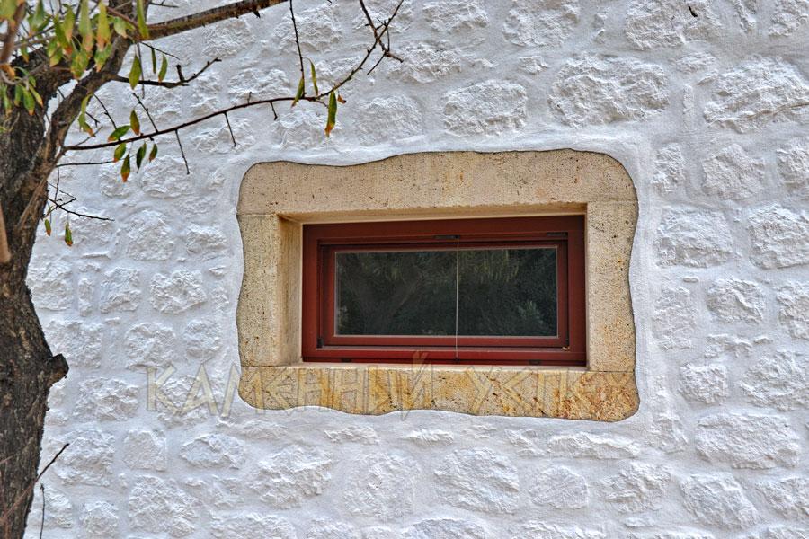 окно в каменном доме