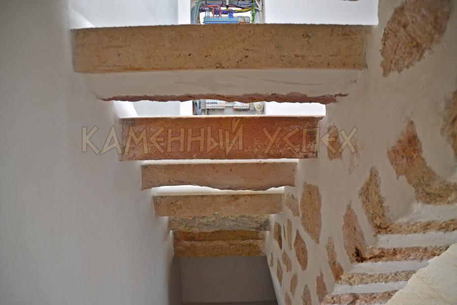 консольные ступени лестницы из камня