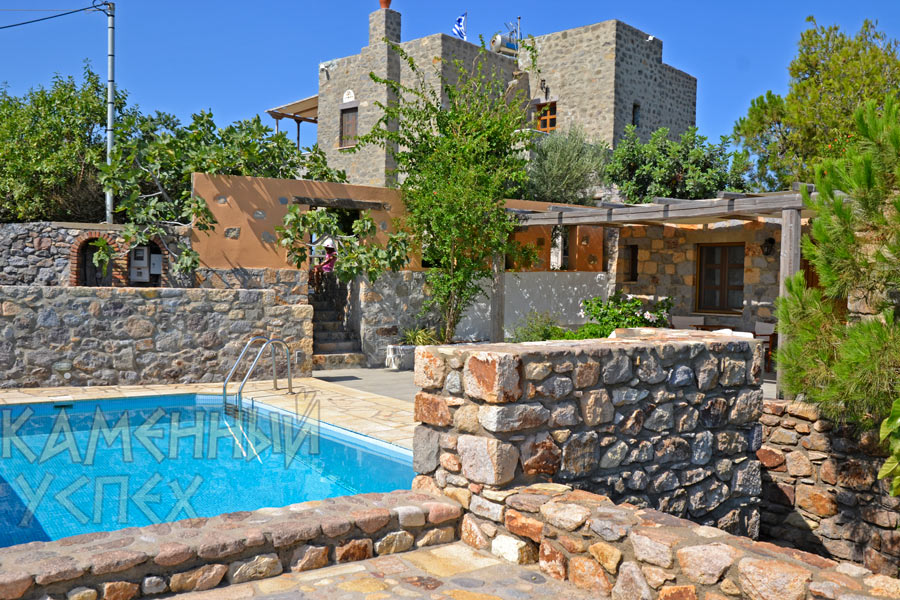 каменный дом с бассейном и террасой