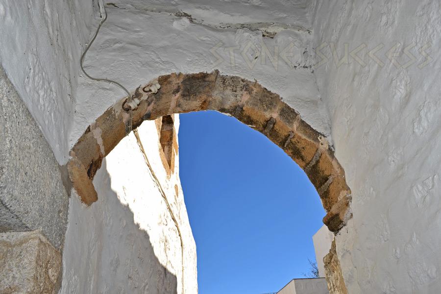 старинная каменная арка