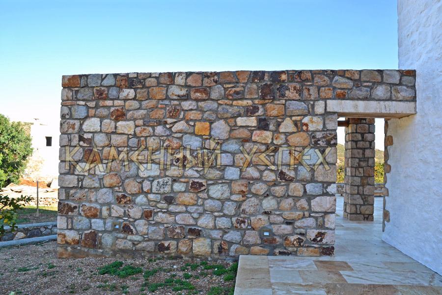 каменная стена у дома