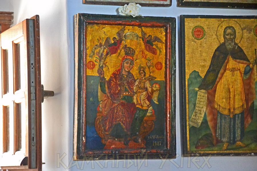 старинные иконы в храме