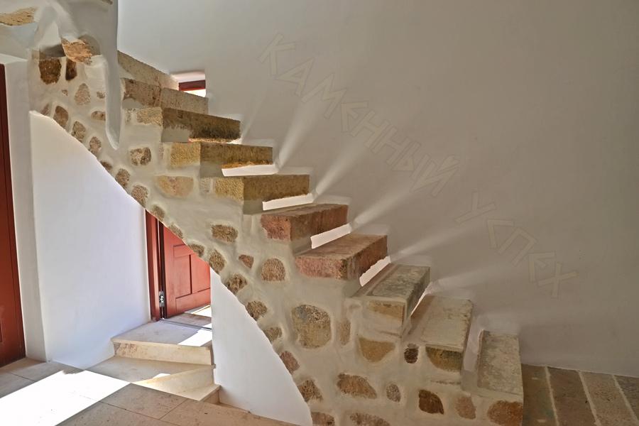 Консольная лестница из камня