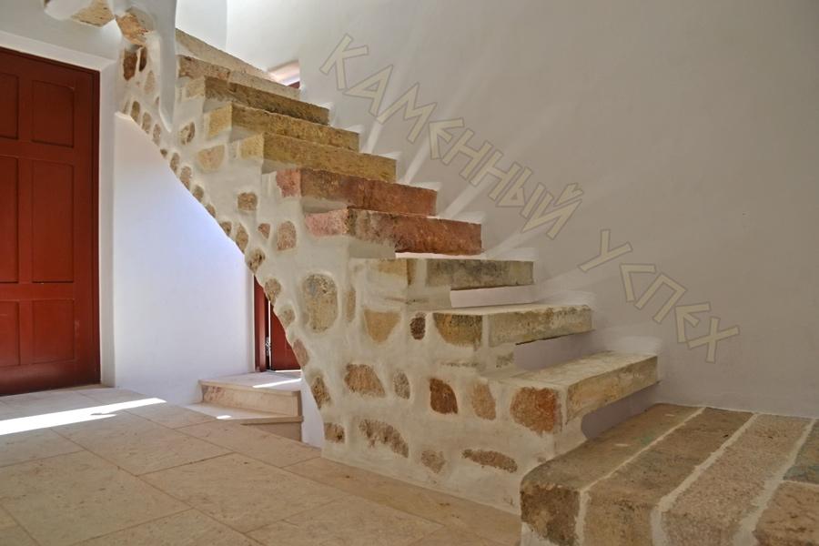 Консольная лестница из камня