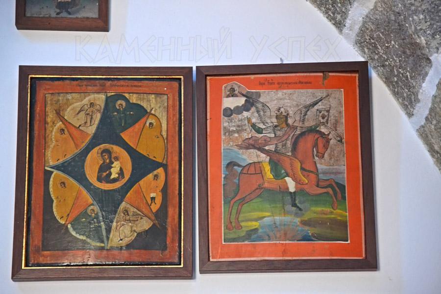 иконы в каменной церкви