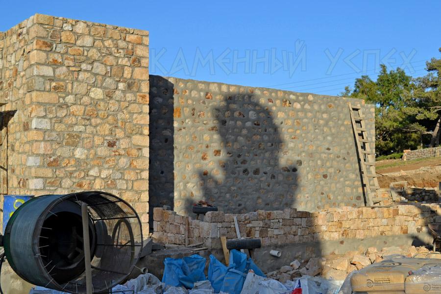 Расшивка каменной стены дома