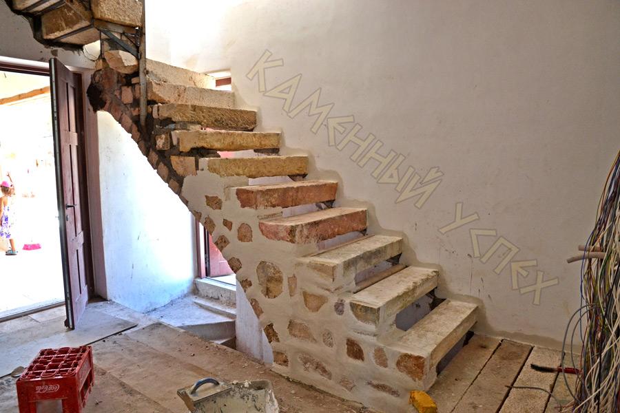 Штукатурка каменной консольной лестницы с навесными ступенями