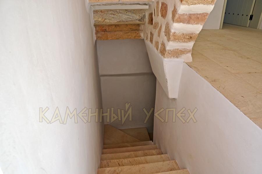 каменная лестница в доме