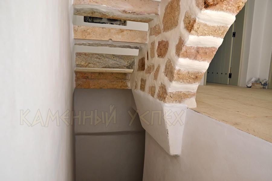каменные ступени лестницы
