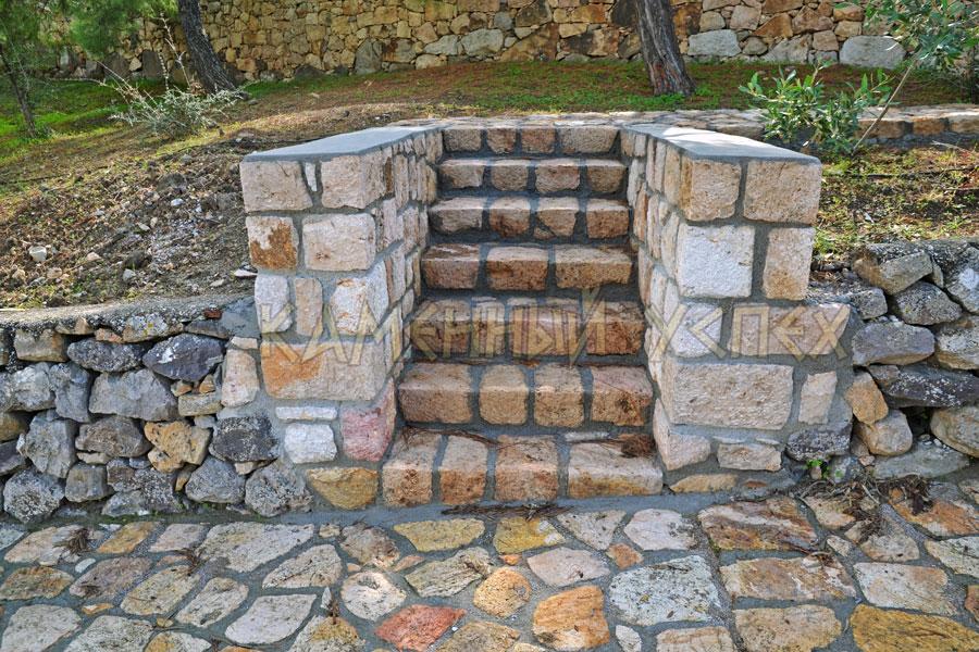 каменная лестница с перилами