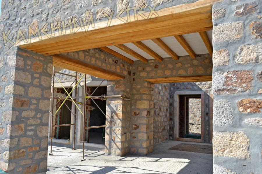 Каменная терраса с деревянным потолком