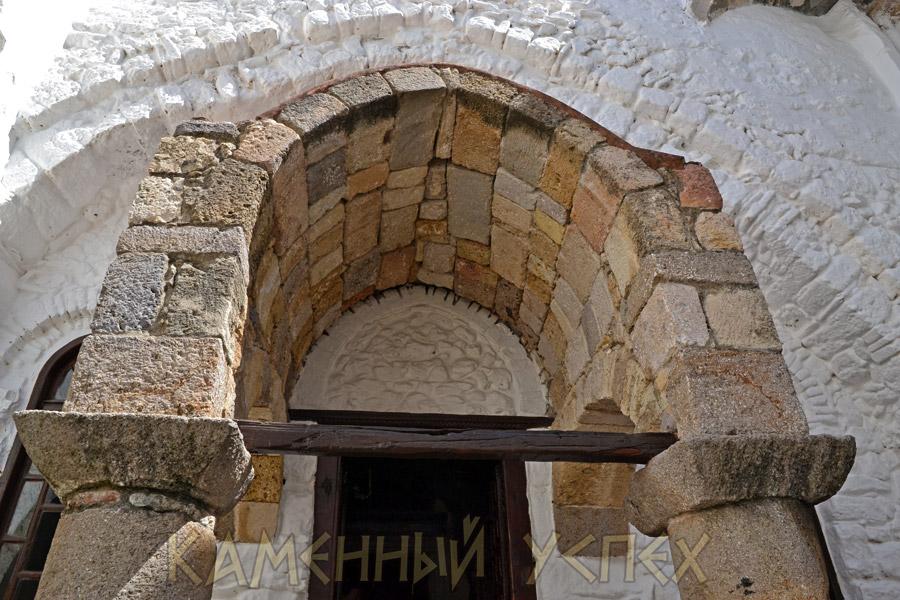 арочная каменная дверь