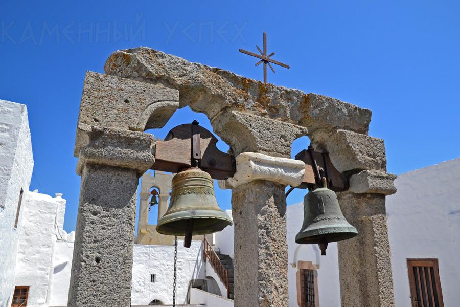 старинная каменная колокольня в монастыре