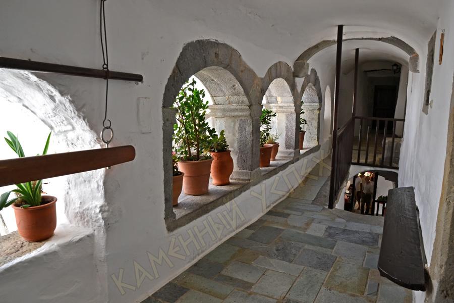 коридоры каменного монастыря