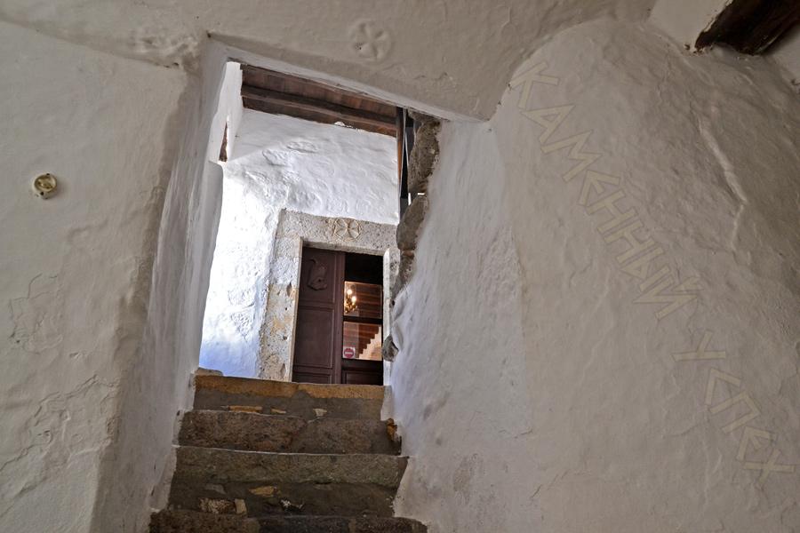 каменный коридор в старинном доме