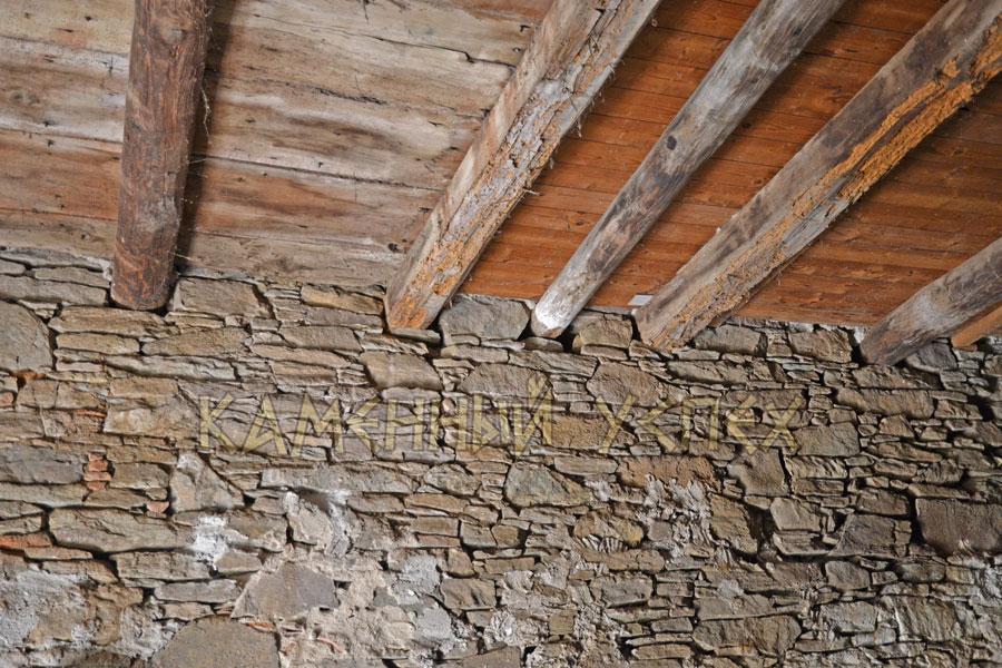 Деревянный потолок в старинном каменном доме