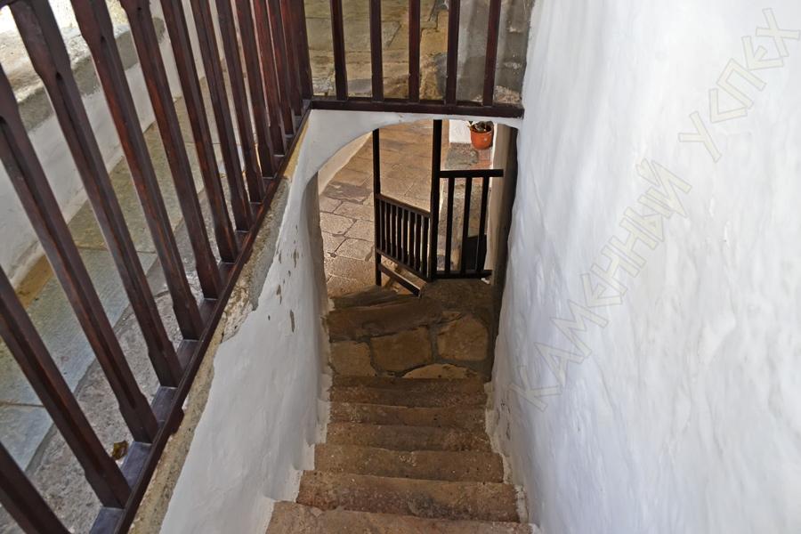 лестница на второй этаж каменного дома