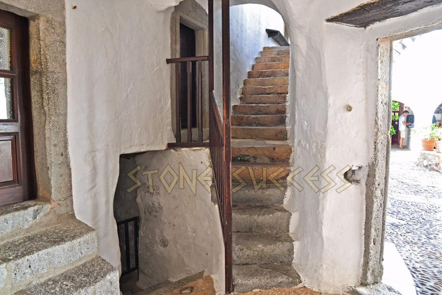 каменная лестница в старинном здании