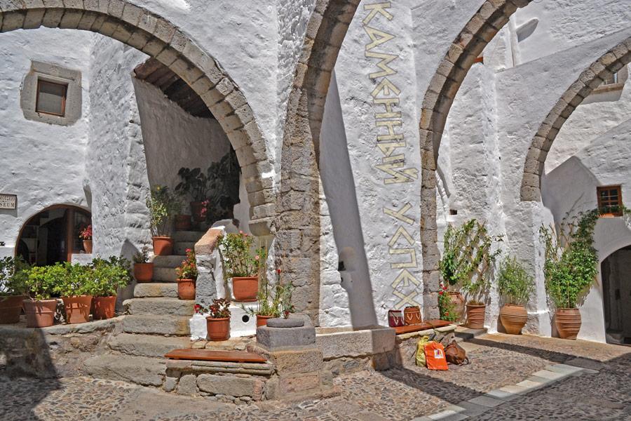 своды каменного монастыря
