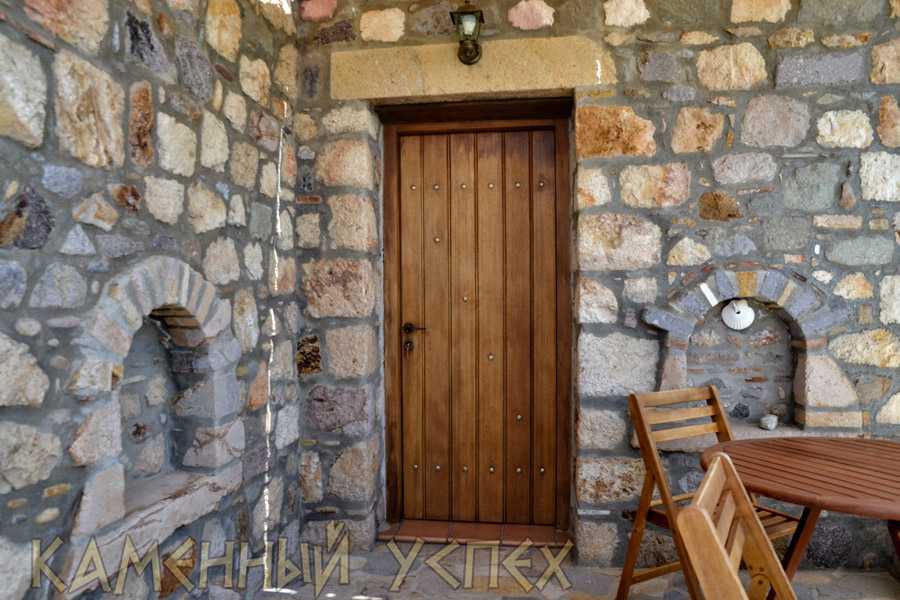 Каменный дом с деревянной дверью