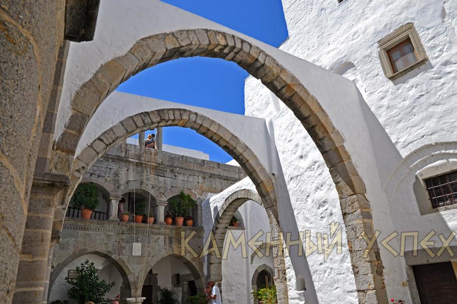 средневековые каменные арки