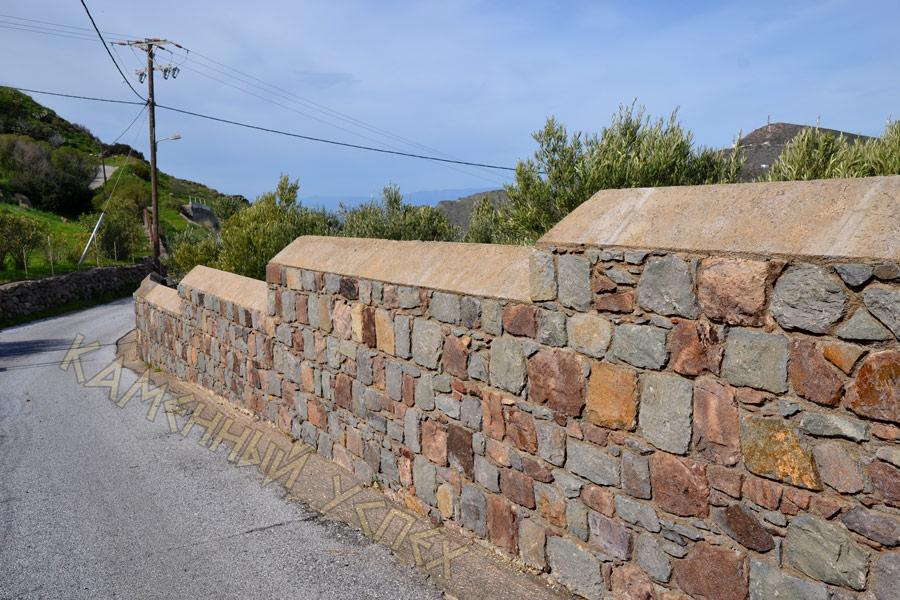 забор у частного дома из камня