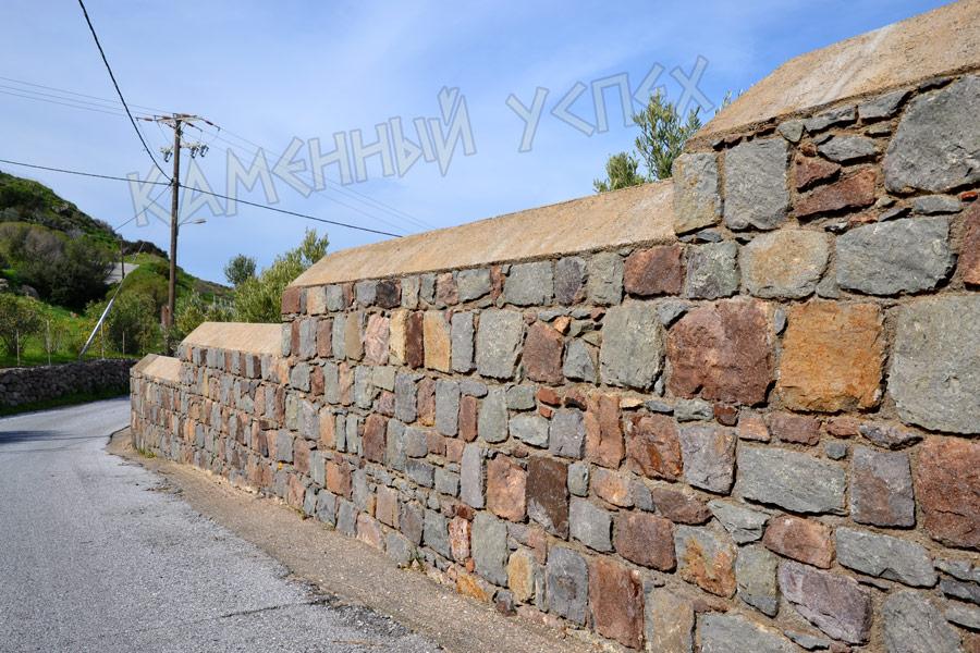 Каскадный забор из камня с бетонным козырьком