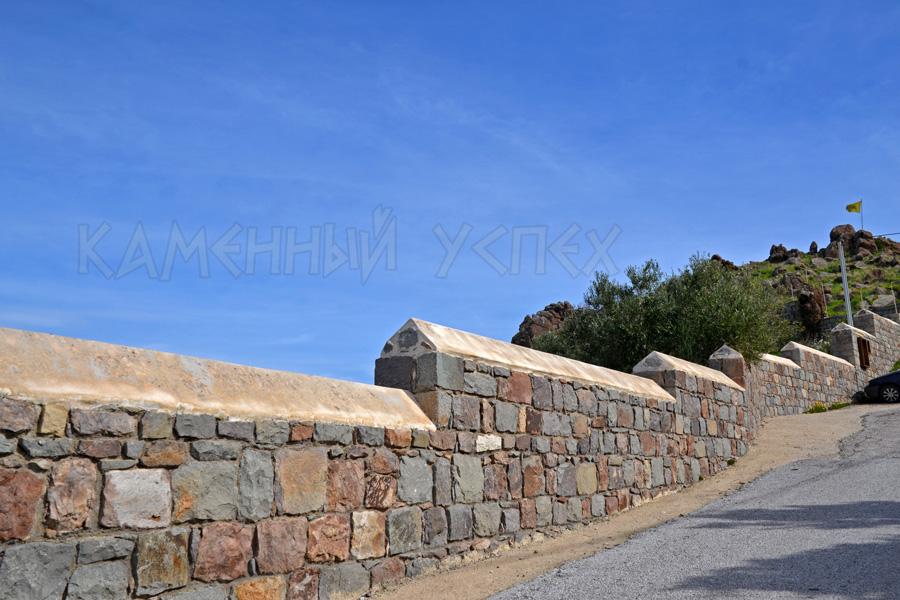 забор византийской кладкой