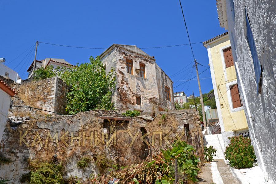 дом глиняный из камня на холме