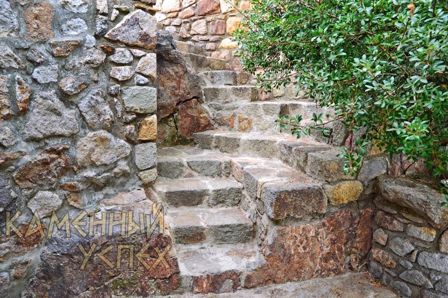 каменная лестница по ландшафту с поворотами