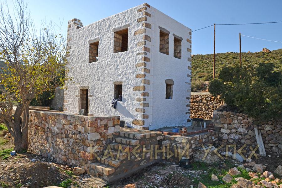 дом и подпорная стена из камня
