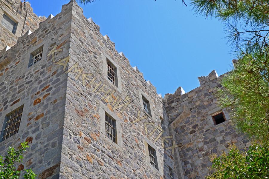 каменные стены замка