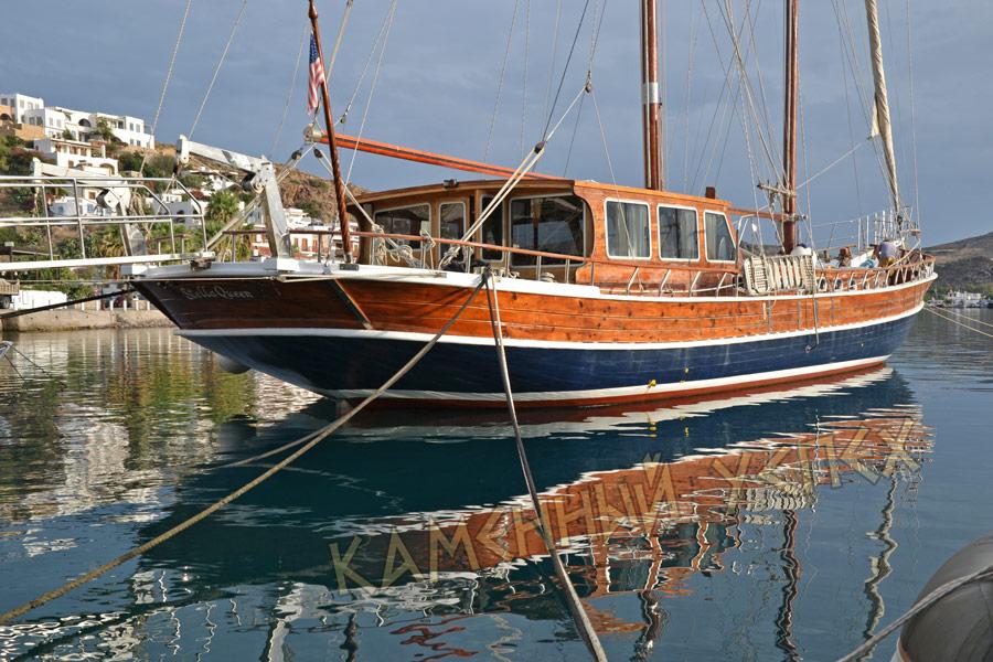 деревянная яхта