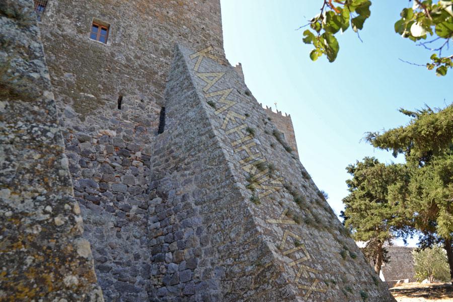 каменные замки за высокими стенами